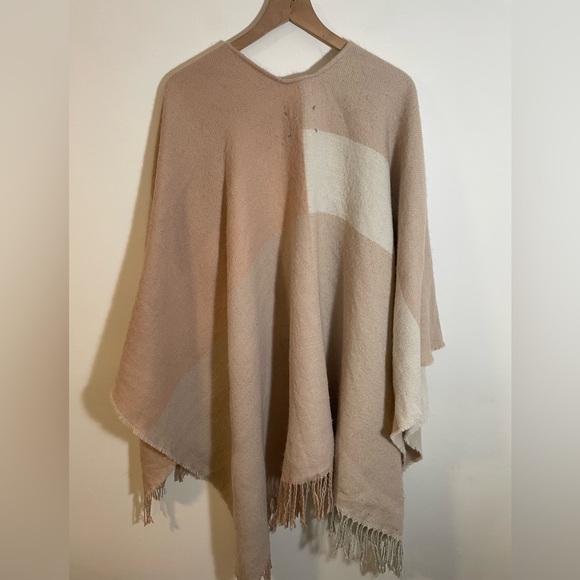SOIA & KYO Woven Scarfigan With Fringe Neutral Beige/Cream OSFM Soft & Cozy! - Picture 4 of 4